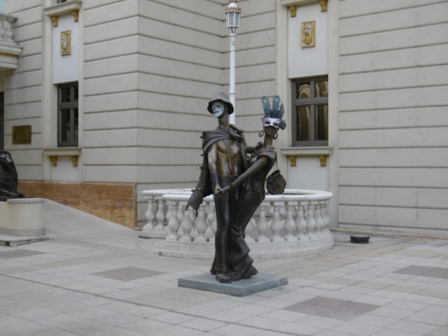 Fraai beeld bij de schouwburg in Skopje